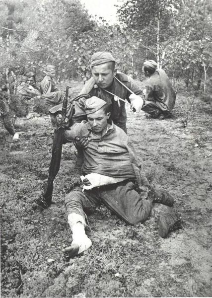 Раненые бойцы по дороге к ПМП-117, 1944 год