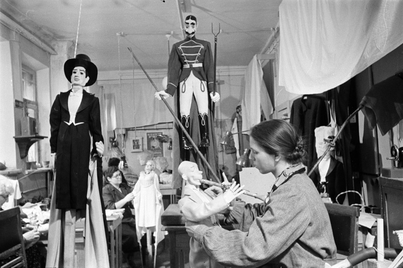 Из серии «Сергей Владимирович Образцов и его театр», 1956 год, г. Москва. Выставка «Театр кукол» и видео «Тяпа» с этой фотографией.