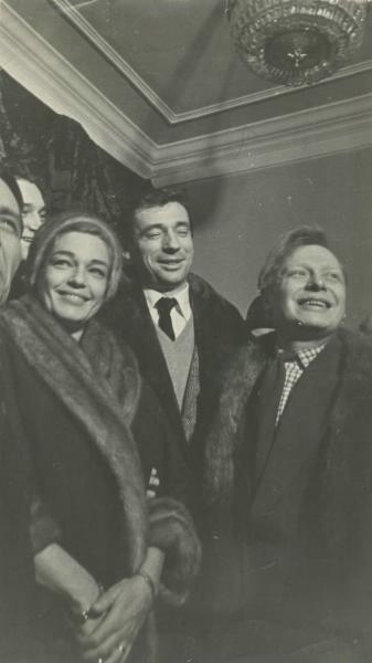 Ив Монтан, Симона Синьоре и Сергей Образцов в фойе Большого театра, 1956 год