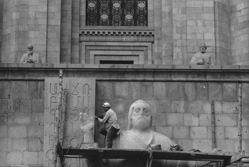 Скульптор Гукас Чубарян, работающий над скульптурой Месропа Маштоца, 1960-е, Армянская ССР, г. Ереван. Выставка «Армения: люди и вечность» с этой фотографией.