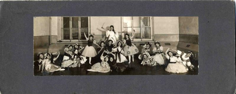 Сцена из спектакля гимназического театра, 1910-е