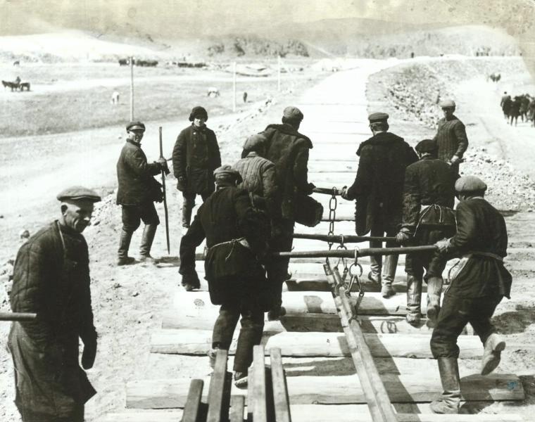 На строительстве Турксиба, 1929 год. Выставка «Ни дня без стройки!» с этой фотографией.