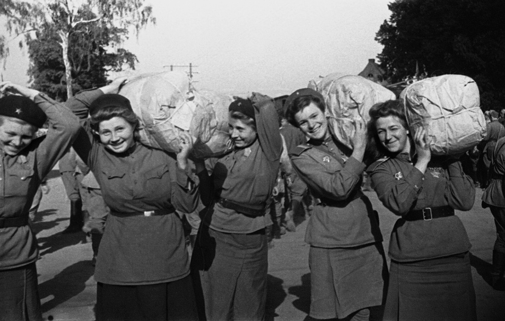 Демобилизованные девушки-военнослужащие отправляются на Родину первым эшелоном, июнь 1945, Германия, Восточная Пруссия. Выставка «Человек на войне» с этой фотографией.