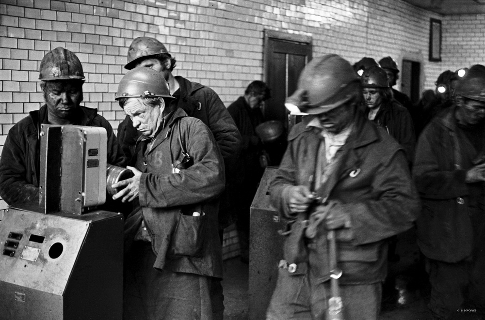 Выход смены из шахты Распадская, 1983 год, Кемеровская обл., г. Междуреченск. Выставка «Кузбасс» с этой фотографией.