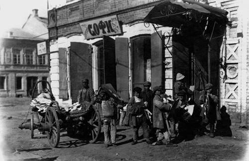 Беспризорники перевозят городской архив, 1923 год, г. Челябинск