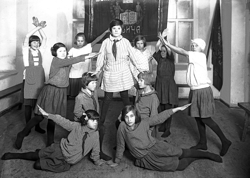 Детский городок. Кружок физкультуры, 1932 год, г. Галич. Выставка «День физкультурника» с этой фотографией.