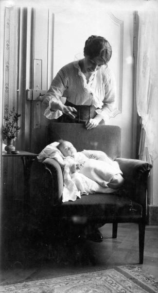 Женщина с ребенком, 1914 год