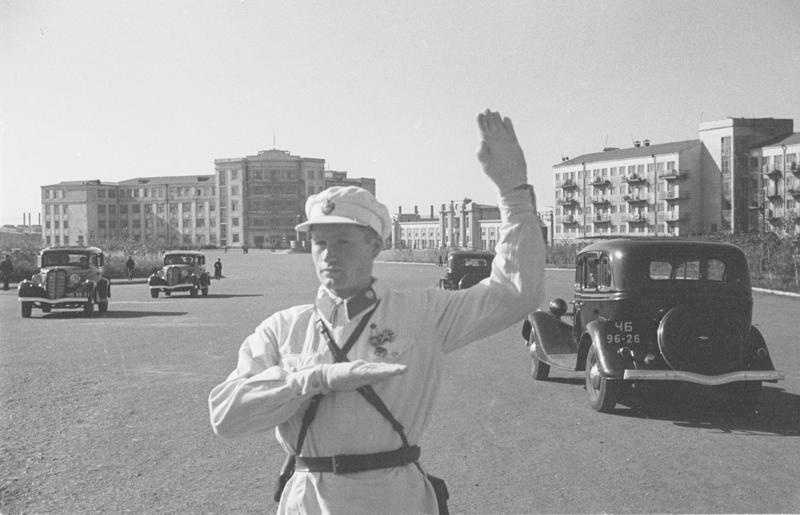 На площади заводоуправления, 1937 год, г. Магнитогорск. Выставка «На посту» с этой фотографией.