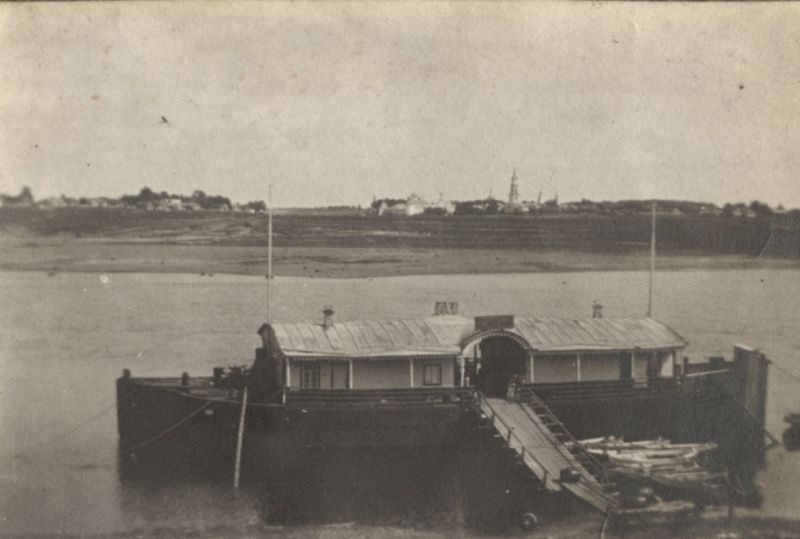 Пристань у города Калязина. На том берегу Волги Макарьевский монастырь, 1910 год, Тверская губ., Калязинский у.. Под фотографией инициалы «Ш. А.». Из фотоальбома Мяздриковых-Деевых.