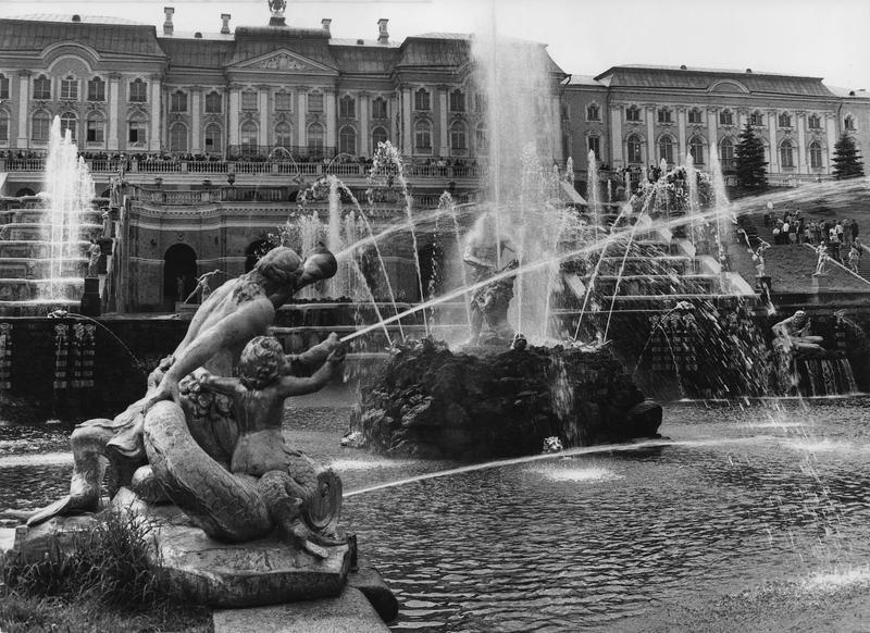 Большой каскад и Большой дворец, 1969 год, г. Петродворец. В 1997 году городу возвращено название Петергоф.Выставка «Петергоф: красота побеждает» с этим снимком.&nbsp;