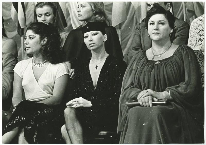 Кинозвезды, 1970-е. Справа – актриса Нонна Мордюкова.Выставка «Народные артисты СССР» с этой фотографией.