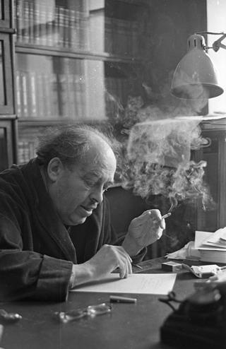 Поэт Александр Безыменский, 1960-е, г. Москва (?). Выставка «"Сто строк…"» с этой фотографией.