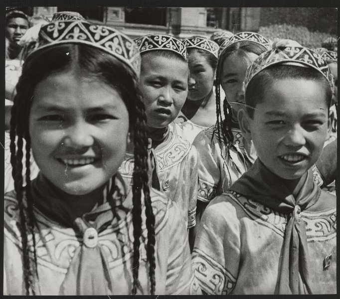 Пионеры Казахстана, 1935 год, г. Москва. Выставка «Когда-то в Казахстане» с этой фотографией.