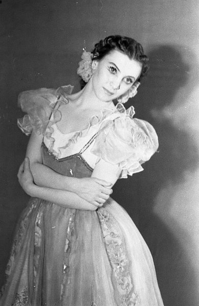 Раиса Стручкова в балете Лео Делиба «Коппелия», 1949 год, г. Москва. Выставка «Ballet Époque» с этой фотографией.