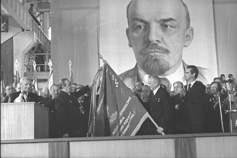 Леонид Брежнев в президиуме на ЗИЛе, 30 апреля 1976, г. Москва. Знамя держит директор завода Павел Бородин.