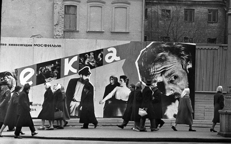 Киноафиши на улице Москвы, 1961 год, г. Москва. Афиша фильма «В начале века».&nbsp;Выставка «Афиши XX века» с этим снимком.