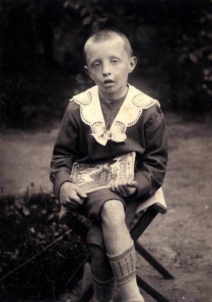 Портрет мальчика с книгой, 1898 - 1903. Сын фотографа Павла Левинского.