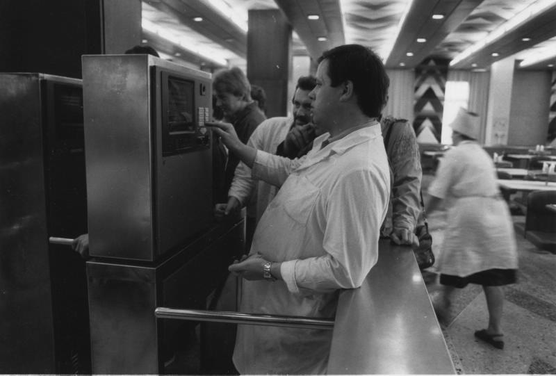Столовая завода «ВЭФ». Оплата обеда, 1986 год, Латвийская ССР, г. Рига