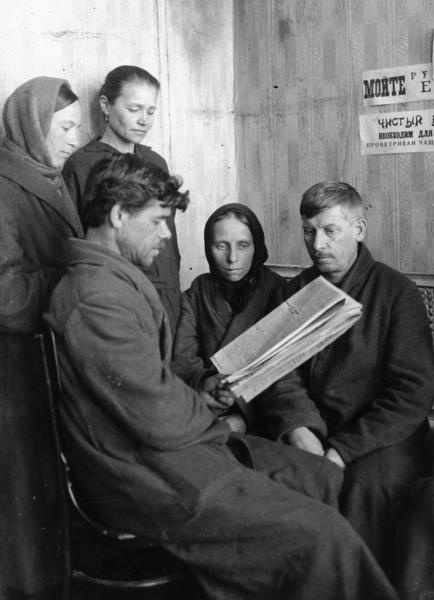 Чтение газеты в больнице, 1930-е. Выставка «Больничная жизнь» с этой фотографией.