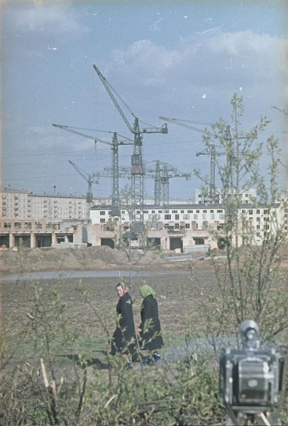 Две женщины в поле на фоне стройки, 1960-е, г. Москва. Выставка «Строили-строили и наконец построили!» с этой фотографией.