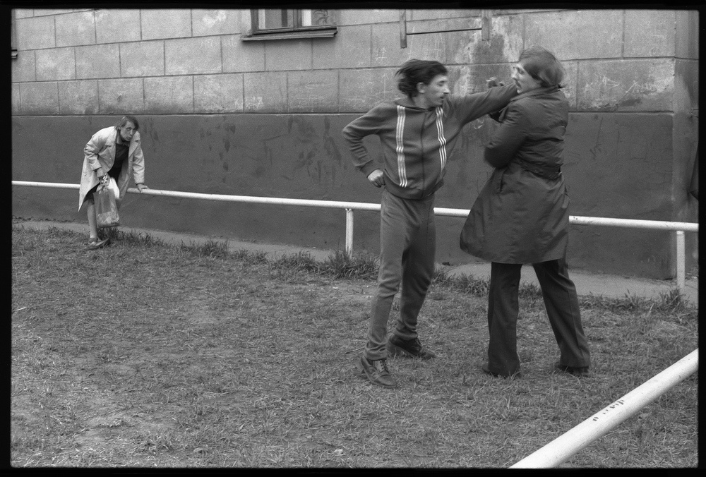 «Классический любовный треугольник на улице Курако», 16 мая 1979, г. Новокузнецк. Выставка «С "Лейками" по городу» и видео «Роберт Рождественский. "Все начинается с любви"» с этой фотографией. 