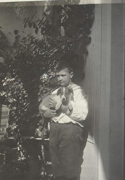 Мальчик с собакой в руках, 1900-е