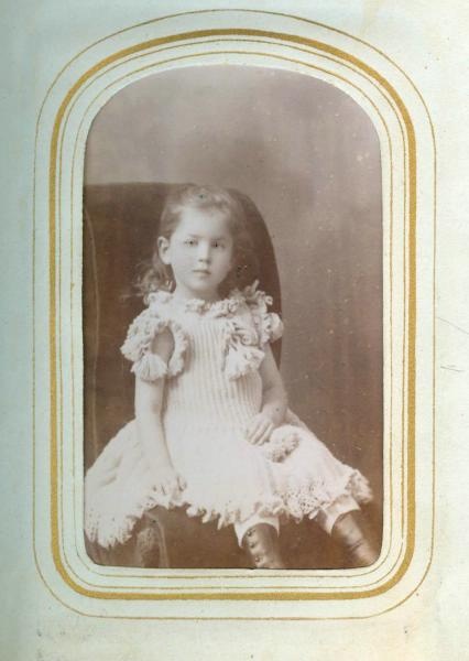 Портрет девочки Нади, 1895 - 1905. Из семейного альбома Артюховых.