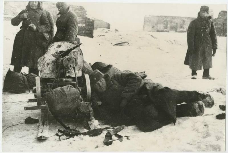 Солдатский сон, 1942 год, г. Сталинград. Выставка «Спать хочется...» с этой фотографией.