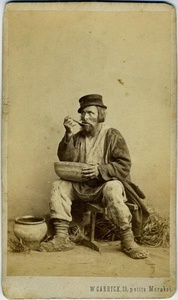 Нищий за обедом, 1860-е, г. Санкт-Петербург. Из серии «Русские типы».Выставка «Из коллекции Вильяма Каррика» с этой фотографией.