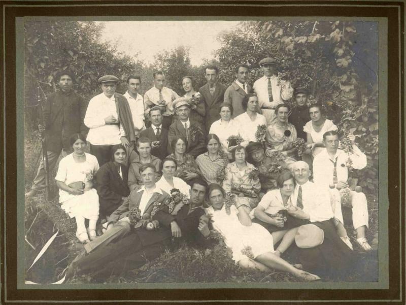 Групповой портрет в винограднике, 1930-е