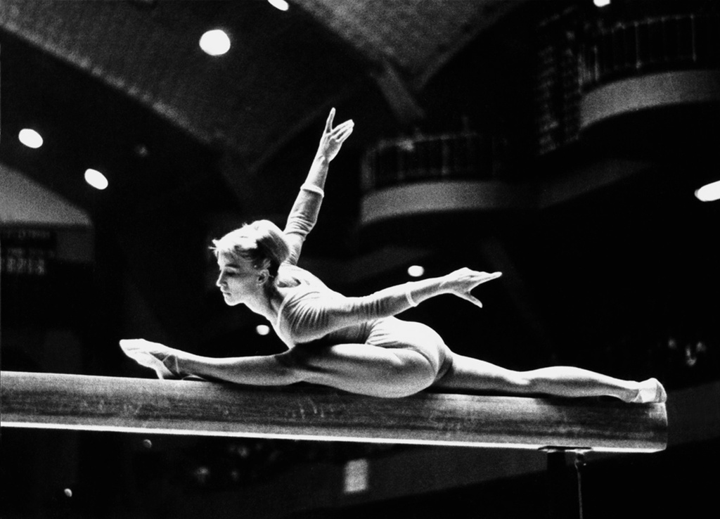 Гимнастка Полина Астахова, 1964 год. Выставки «...только вряд найдете вы в России целой три пары стройных женских ног» и&nbsp;«Советские покорители Олимпа» с этой фотографией.