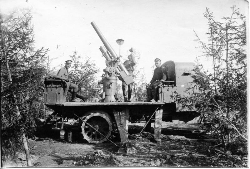 Северо-западный фронт. Автомобиль «Руссо-Балт» Т40/60 с пушкой Лендера на замаскированной позиции, 1915 год