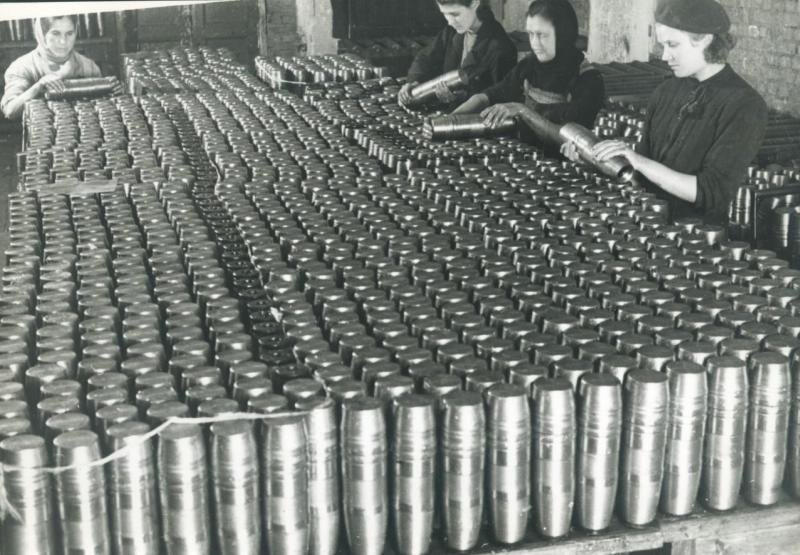 На заводе имени Ильича: подготовка снарядов для фронта, сентябрь - декабрь 1941, г. Москва