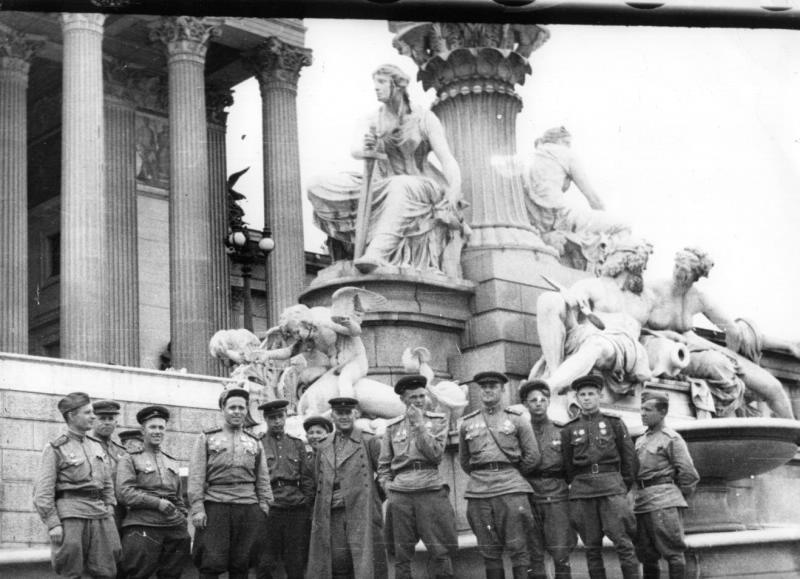 Офицеры 27-й гвардейской танковой бригады у здания австрийского парламента в Вене, 14 мая 1945, г. Вена. Выставка «Победители» с этой фотографией.