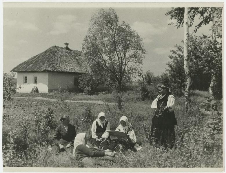 Звено тысячницы Сазоненко на отдыхе, 1950-е, Украинская ССР, Полтавская обл.