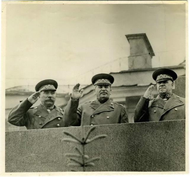 Семен Буденный, Иосиф Сталин, Георгий Жуков на трибуне Мавзолея. Парад Победы, 24 июня 1945, г. Москва