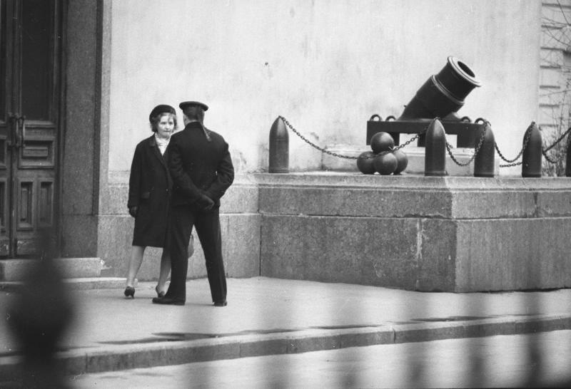 Девушка и моряк, 1965 год, г. Ленинград. Выставка «Главное Адмиралтейство» с этой фотографией.&nbsp;