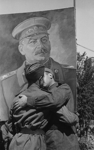 На фоне Сталина, 1940-е, г. Кенигсберг / г. Калининград