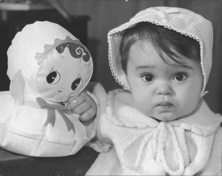 «Близнецы». Девочка с куклой, 1939 год