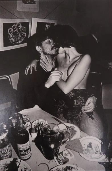 Вечеринка, 1980-е, г. Новокузнецк. Авторство снимка приписывается Николаю Бахареву.Выставка «Самые нежные, страстные и искренние поцелуи» с этой фотографией.