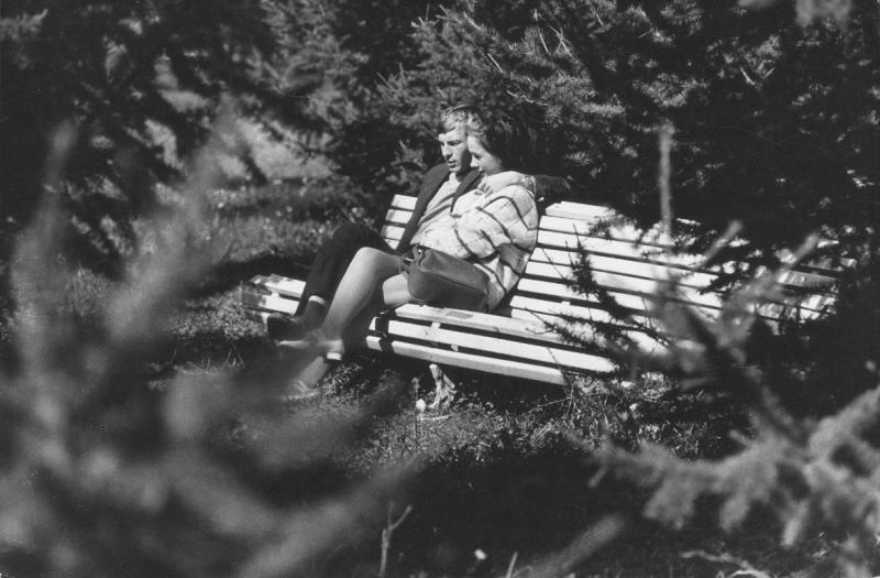 В парке, 1974 год, Московская обл., г. Пущино. Выставка «Счастливые люди Всеволода Тарасевича» с этой фотографией.&nbsp;