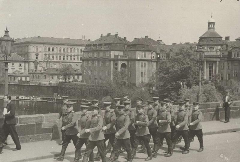 Советские воины на улицах столицы Чехословакии, май 1945, Чехословакия, г. Прага