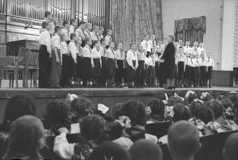 Выступление хора мальчиков в Большом зале Московской консерватории, 1941 год, г. Москва. Выставка «Московская консерватория. Большой зал» с этим снимком.