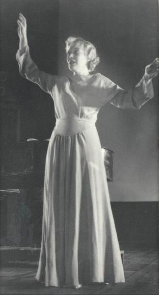 Актриса Любовь Орлова, 1950-е. Видео «Любовь Орлова. Штрихи, штрихи…» и «Моссоветовцы» с этой фотографией.