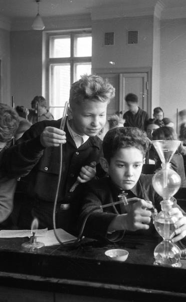 На уроке химии в 7-м классе «Б» 127-й московской школы, 1947 год, г. Москва