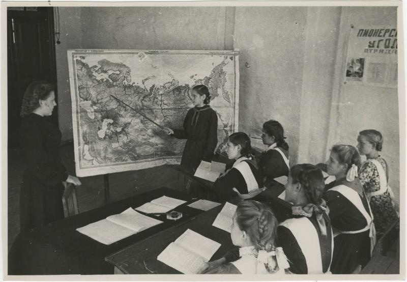 Школьный класс, 1943 - 1954. Выставка «Лицо российского учителя в XX веке» с этой фотографией.