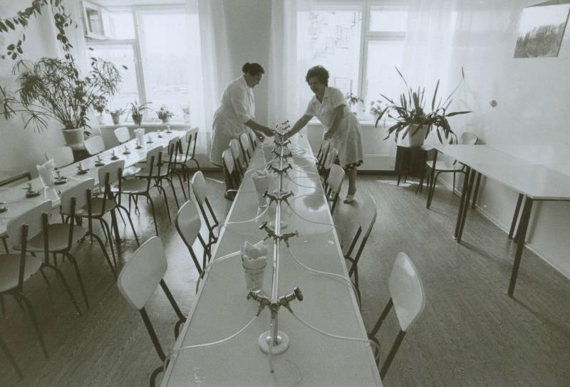 В кабинете физиотерапии пансионата АвтоВАЗа «Прилесье», 1981 год, Куйбышевская обл., г. Тольятти. Ныне Самарская область.