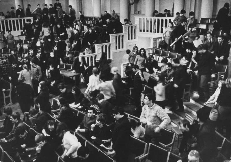 Студенты в актовом зале Московского высшего художественно-промышленного училища, январь 1969, г. Москва
