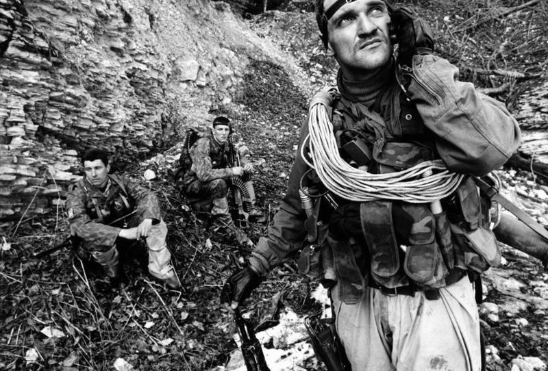 Бойцы, 1999 год, Чеченская Республика. Выставка «Защитники Отечества» с этой фотографией.7 августа 1999 года началась Вторая чеченская война. Активная фаза боевых действий продолжалась с 1999 года по 2000 год.