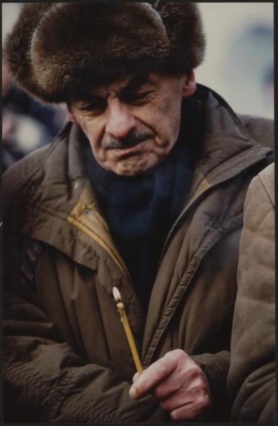 Поминальная молитва. Булат Окуджава, 1 декабря 1996 - 28 февраля 1997, г. Москва. Выставки&nbsp;«"Сто строк…"», «Молитва» и «Свеча горела...» с этой фотографией.